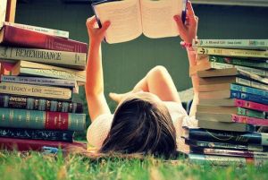 petite fille qui lit dans l'herbe