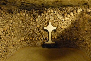 Catacombes Paris hague ossements