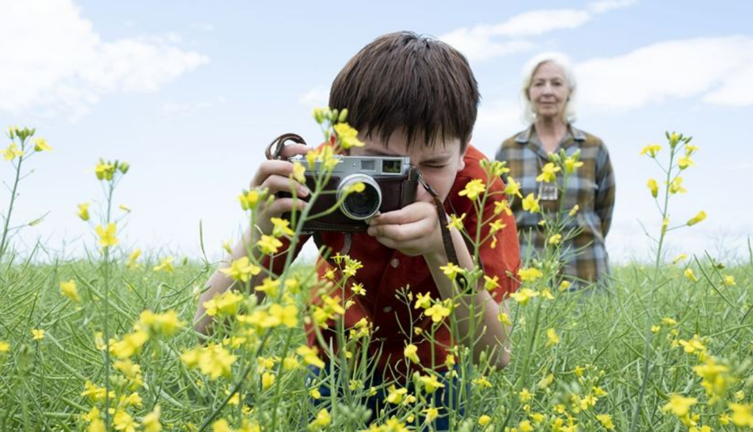 tales from the loop cole prend une photo